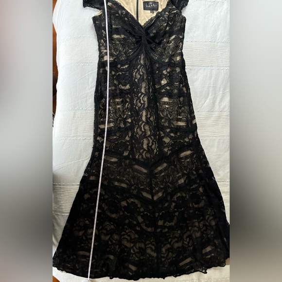 Nicole Miller Tempted By You Lace Gown in Black and Nude 16 - Picture 16 of 16